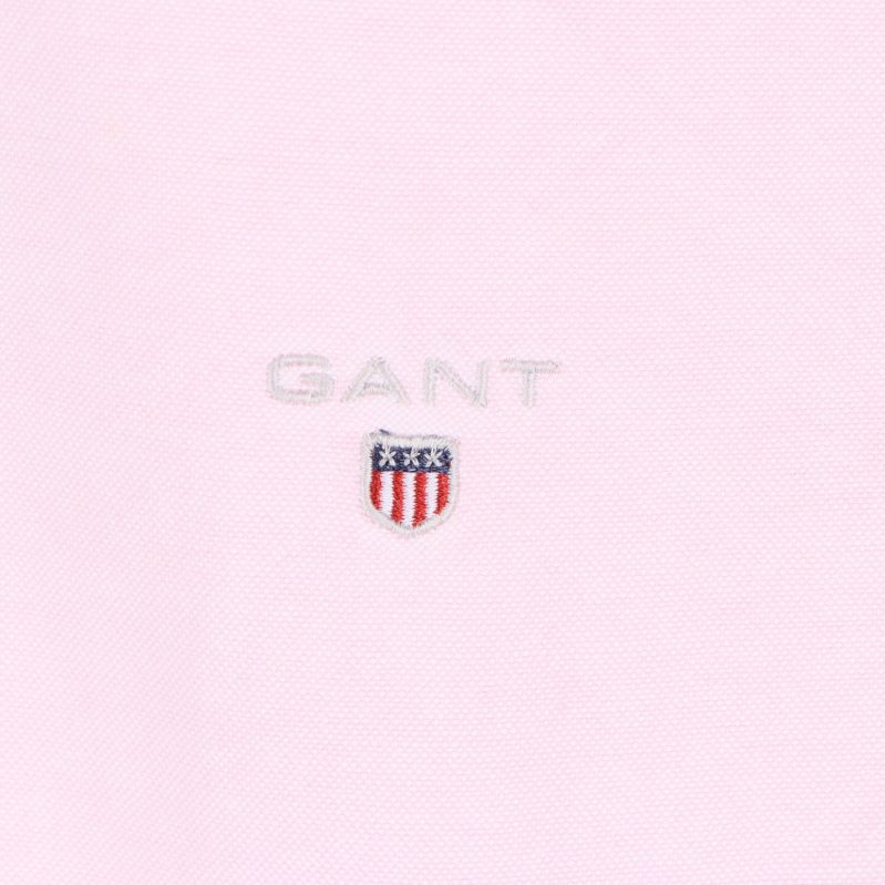 Närbild av broderad GANT logotyp