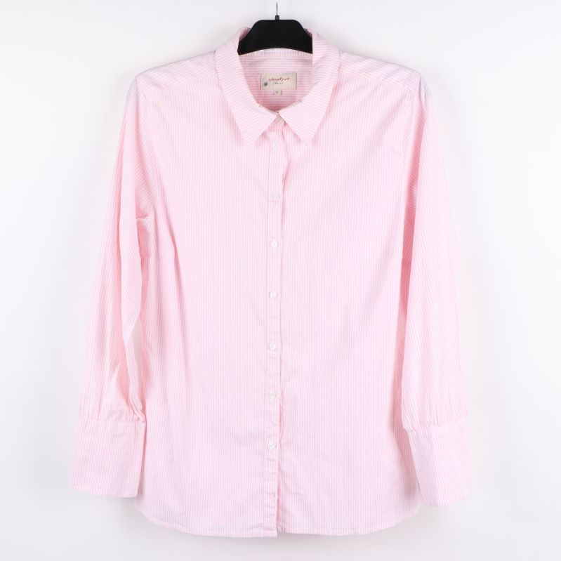 Framsidan av rosa randiga skjortan