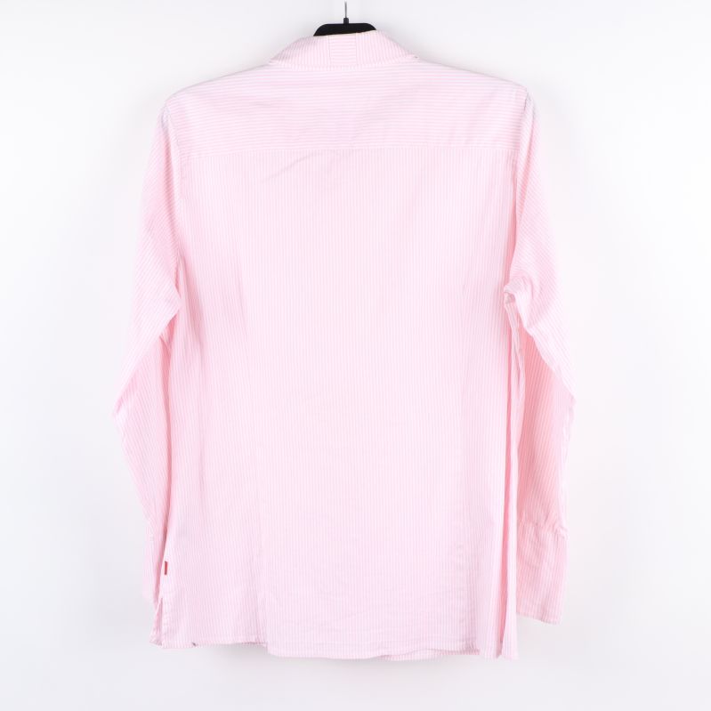 Baksidan av rosa randig skjorta