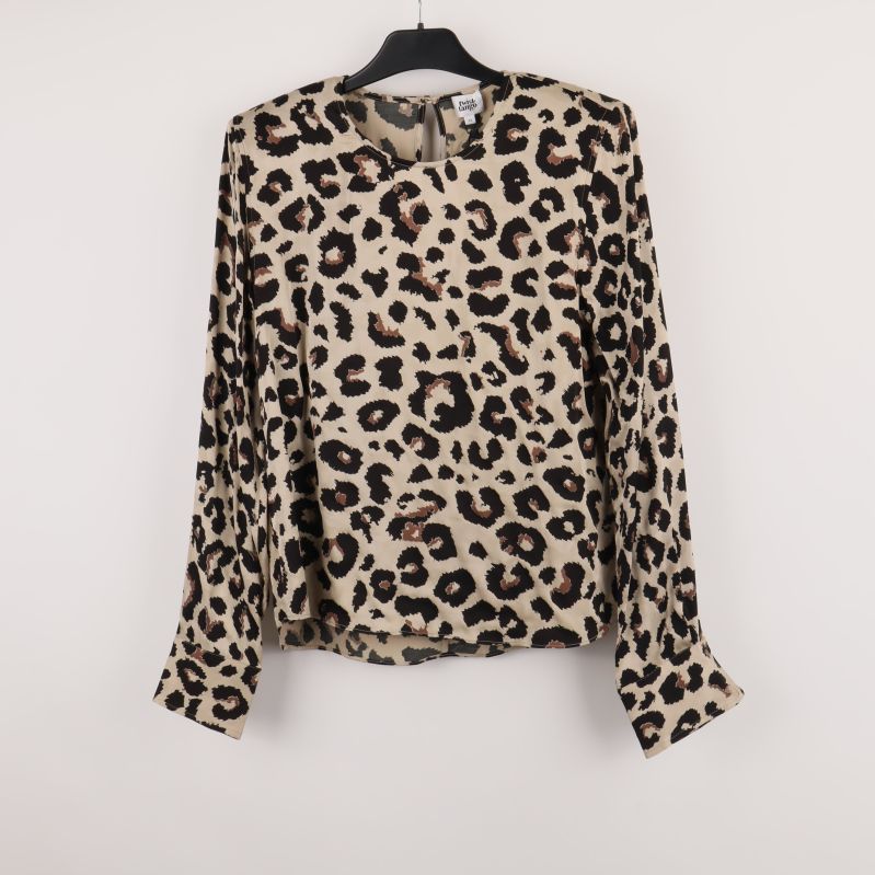 Framsidan av leopardmönstrad blus