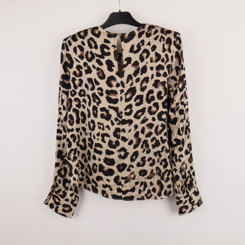 Baksidan av leopardmönstrad blus