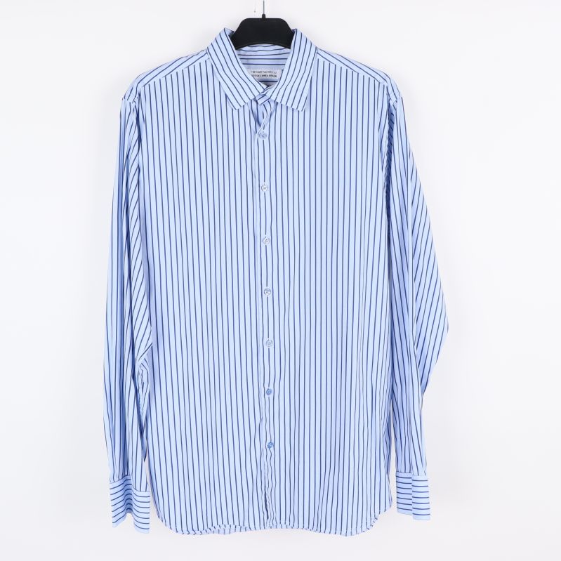 Blå och vit randig skjorta framifrån