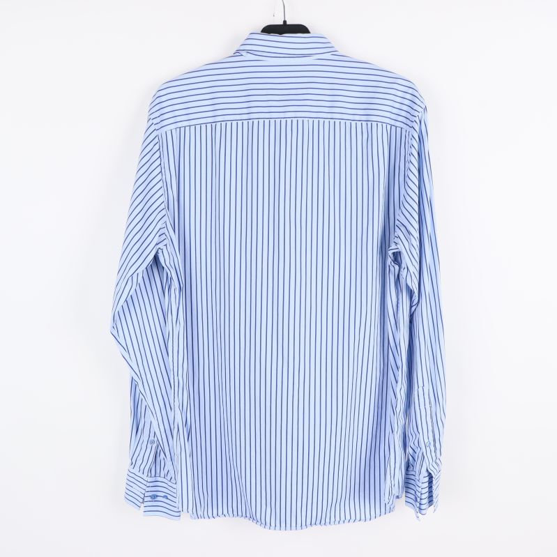 Blå och vit randig skjorta bakifrån
