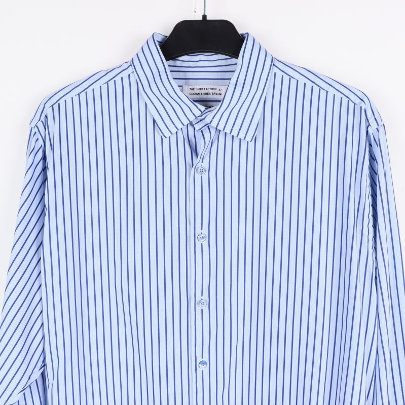 Närbild av skjortkrage och knappar