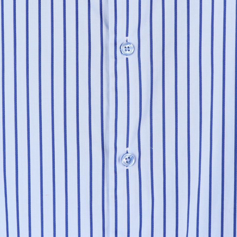 Närbild av skjortknappar på randig skjorta