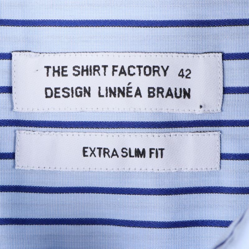 Etikett med märkning och storlek på skjortan