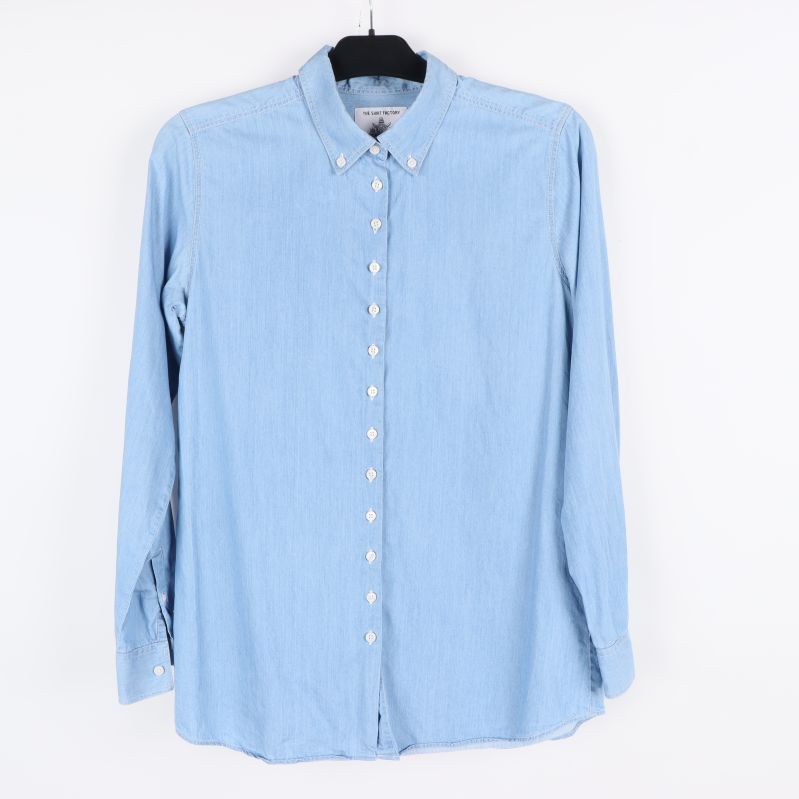 Ljusblå skjorta framifrån med knappar