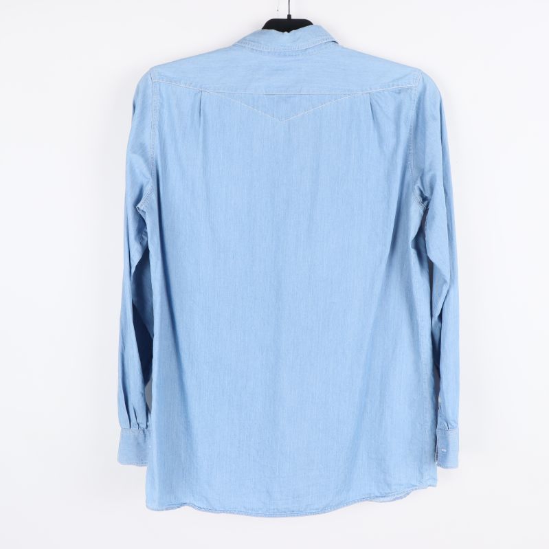 Ljusblå skjorta bakifrån med sömmar