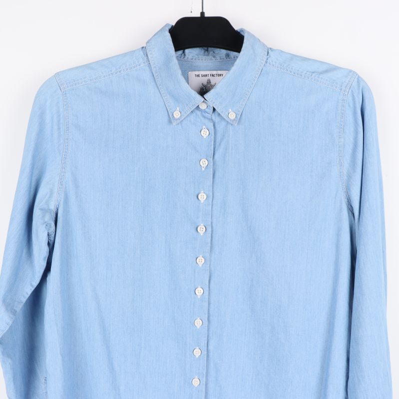 Närbild på skjortans övre del och krage