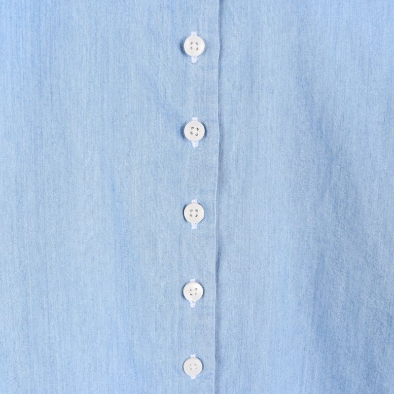 Närbild på skjortknappar och material