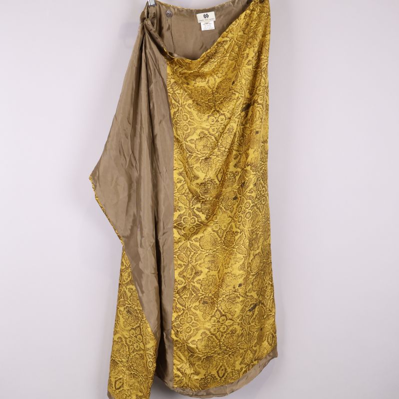 Gul mönstrad kjol med öppnad wrap-design