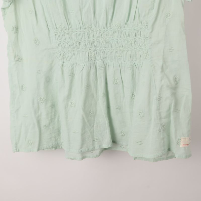 Grön blus med broderade mönster