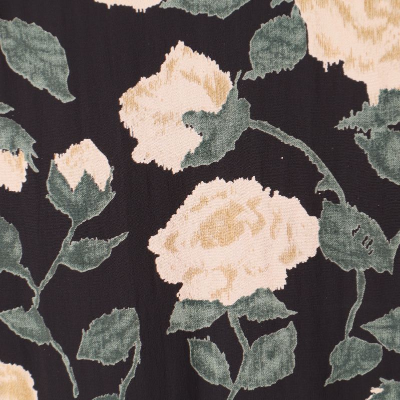 Blommönster i detalj mot mörk bakgrund
