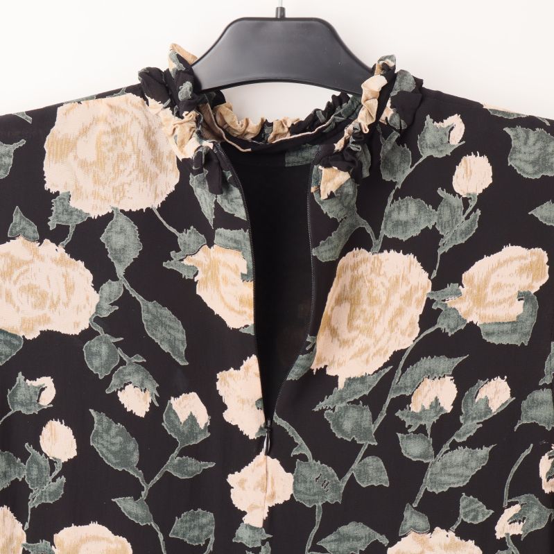 Ryggsidan av topp med blommigt mönster