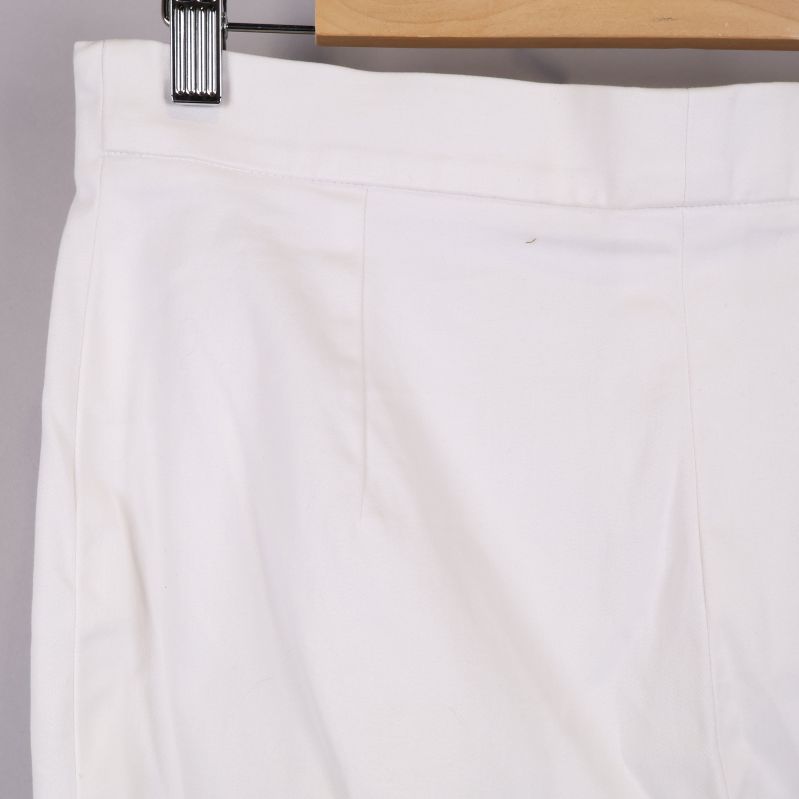 Detaljbild av ficka på vita byxor