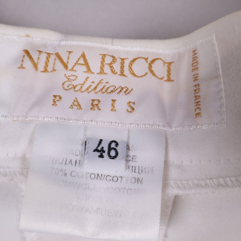 Nina Ricci etiketten, i vita byxor