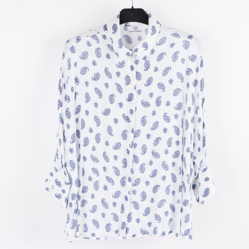 Blåvit skjorta med paisleymönster framifrån