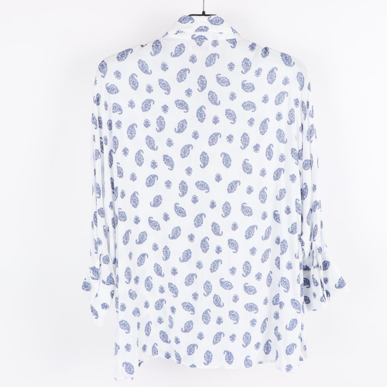 Blåvit skjorta med paisleymönster bakifrån