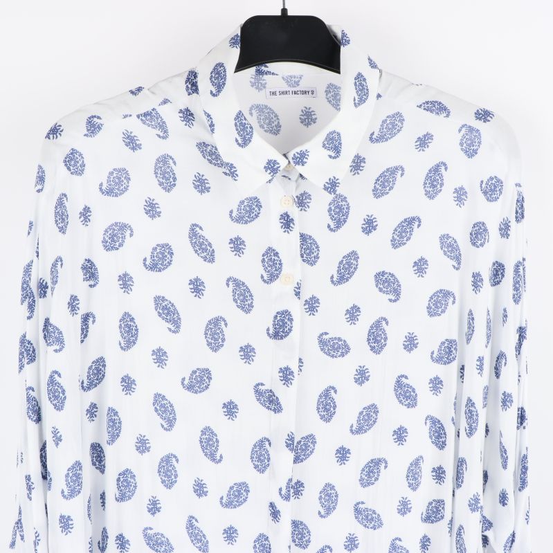 Närbild av blåvit paisleymönstrad skjorta