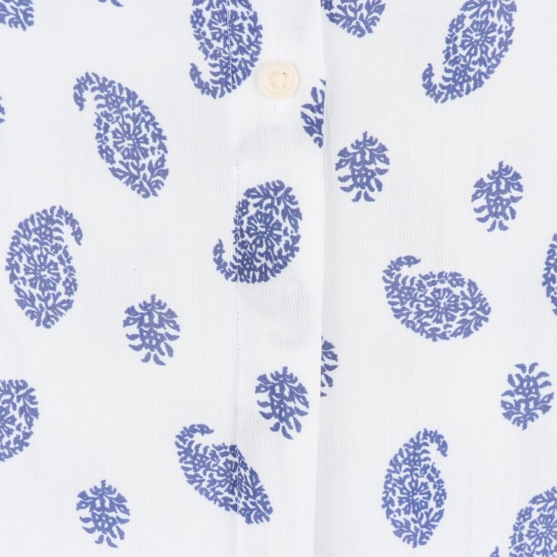 Närbild av blåvit paisleymönster och knapp