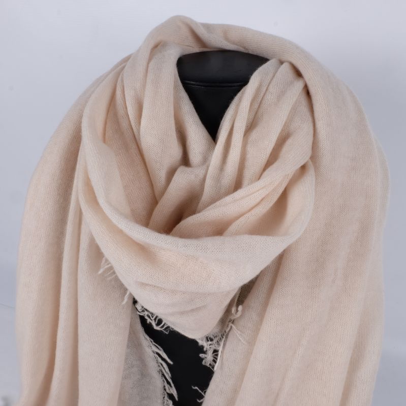 Draperad beige halsduk med franskant