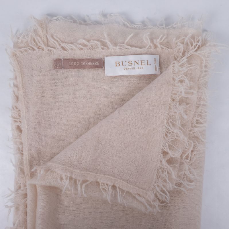 Fransar och märke på beige cashmere halsduk