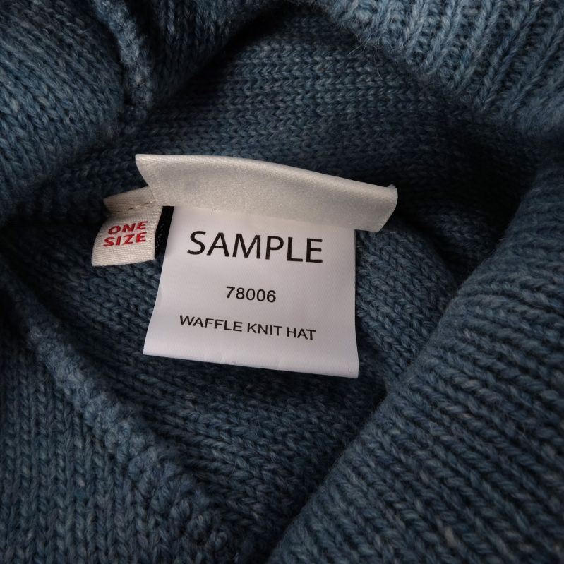 Etikett med texten Waffle Knit Hat