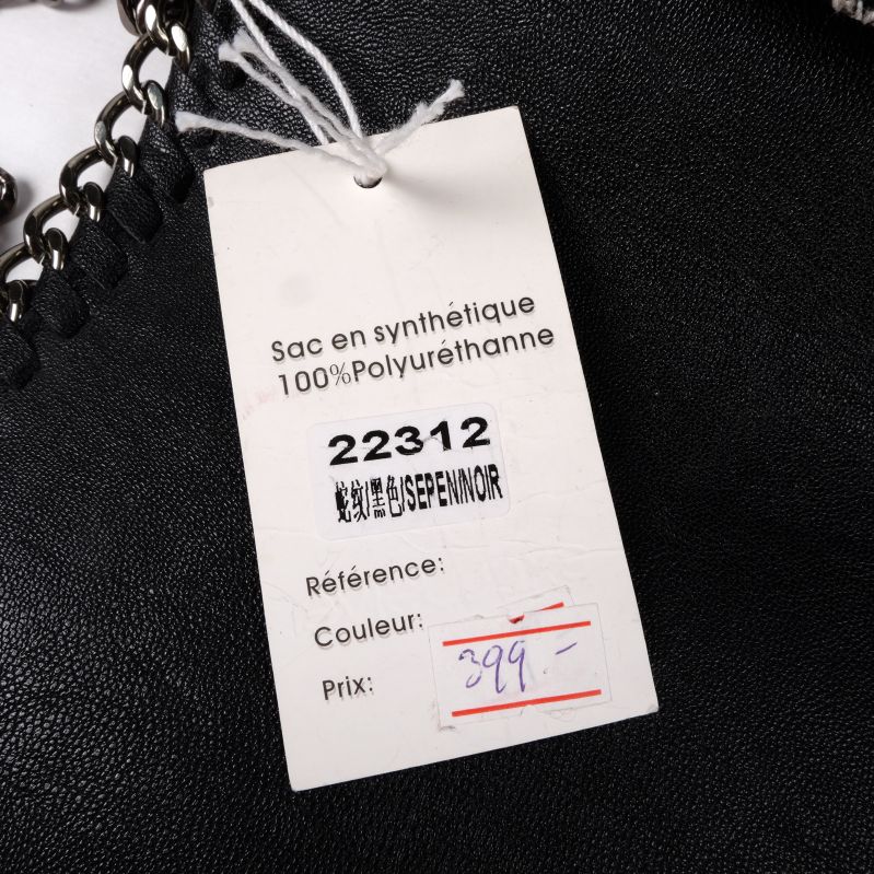 Etikett med material och pris på väska