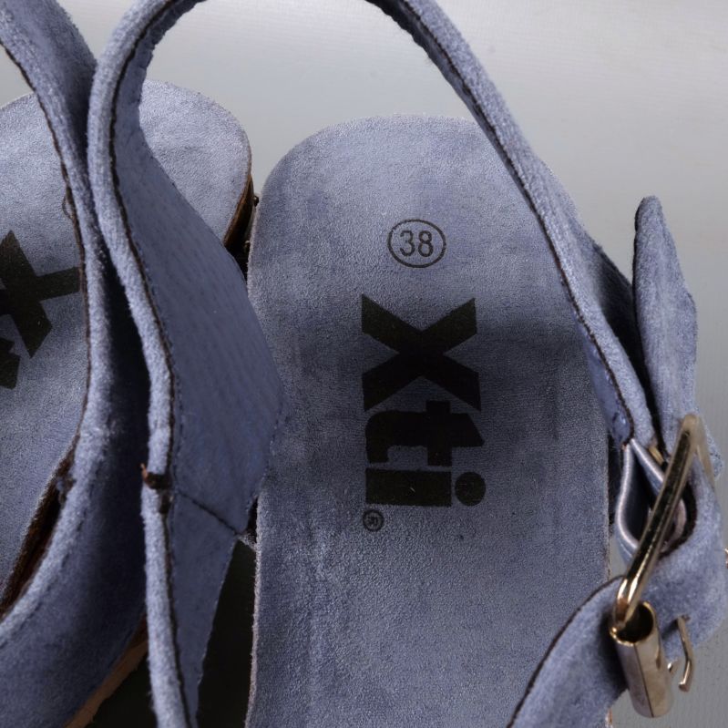 Sula med Xti-logotyp och storlek 38