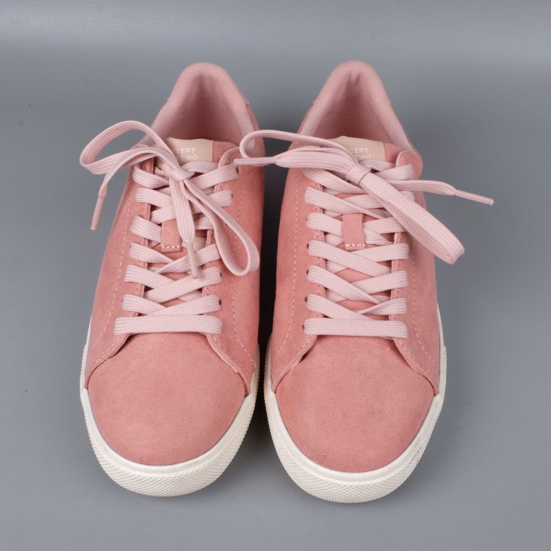 Rosa sneakers uppifrån med snören
