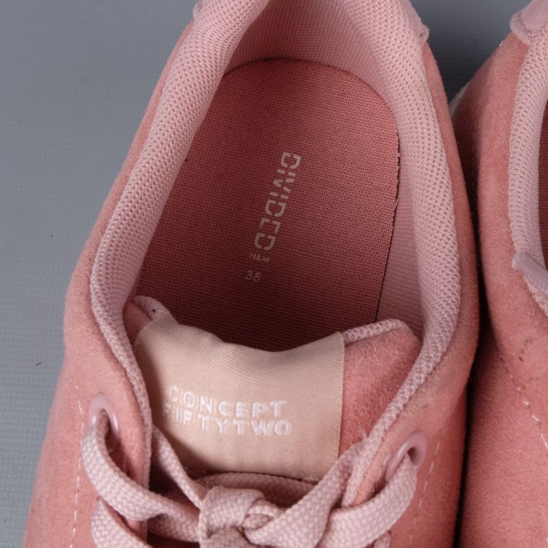 Innersula av sneakers med märkning