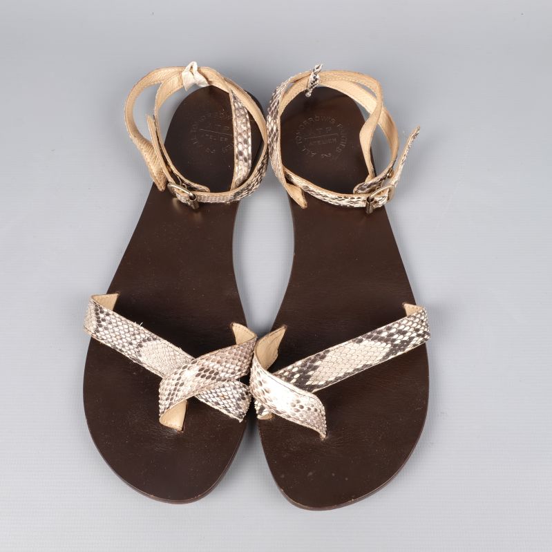 Framsida av sandaler med ormskinnsmönster