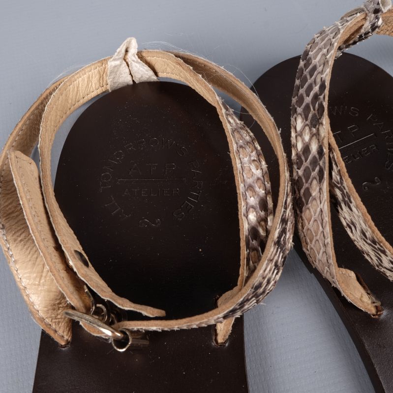 Närbild på spännen och material på sandaler
