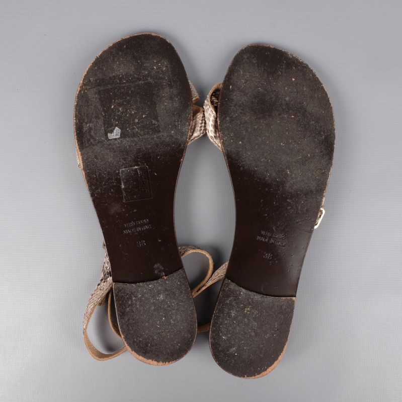 Undersida av sandaler med synliga märken