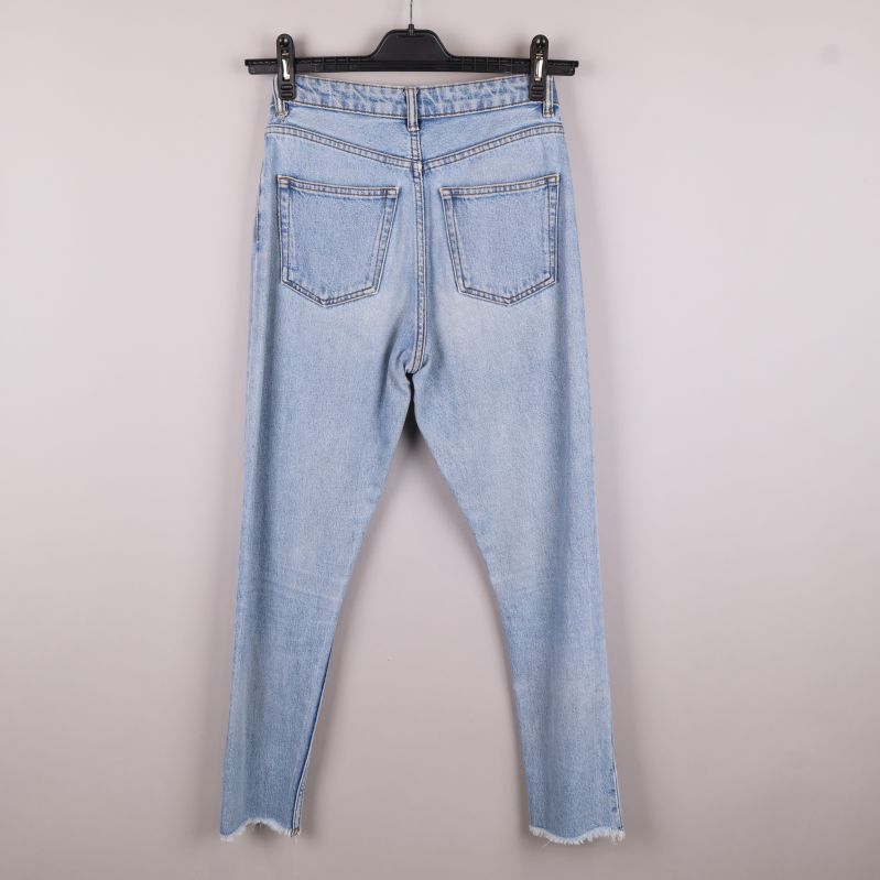 Baksidan av ljusblå jeans med fickor