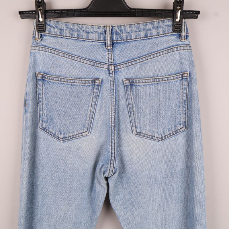 Närbild på jeans bakfickor
