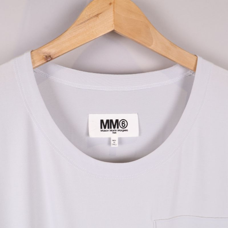 Etikett med MM6 Maison Margiela logotyp