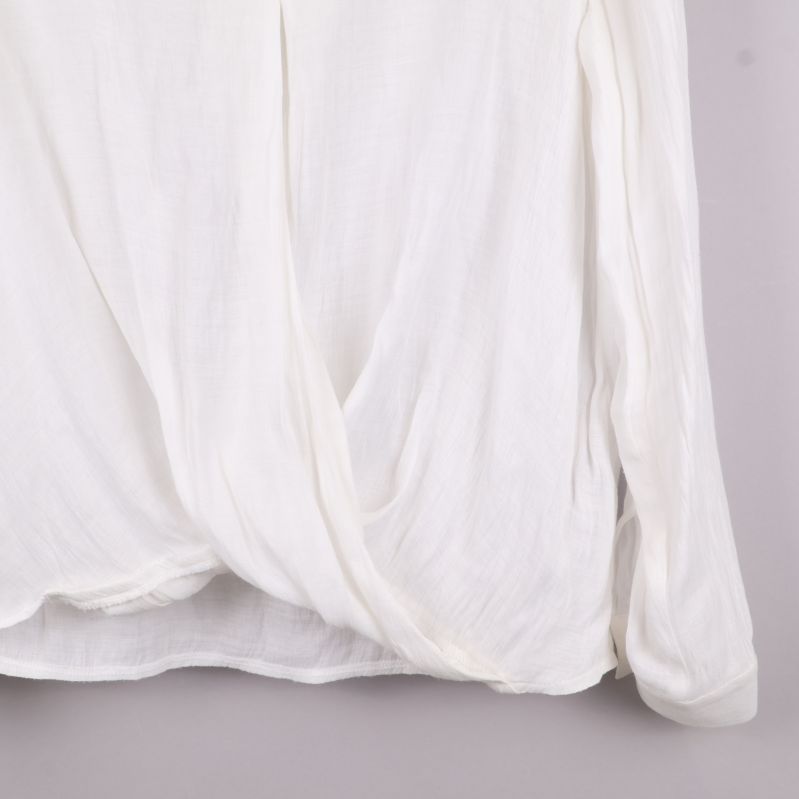 Detalj av blusens omlottfront nedre del