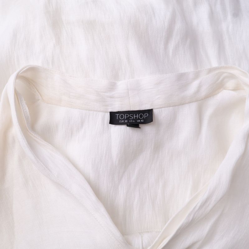 Topshop etikett synlig i blusens nacke