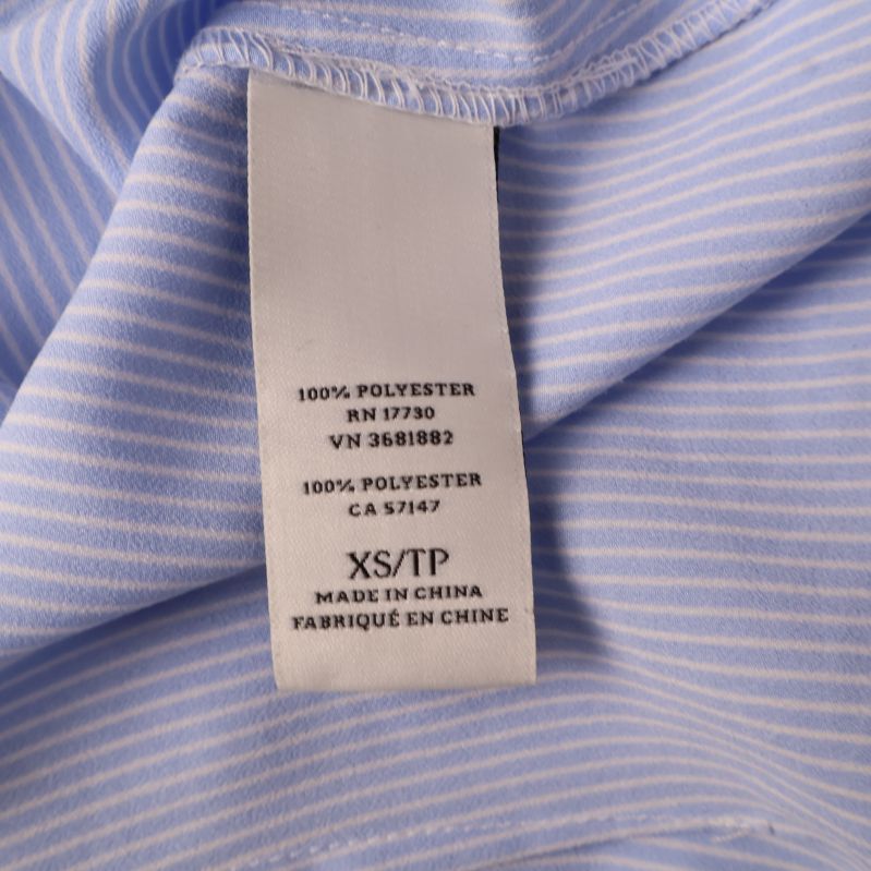 Materialmärkning av skjorta som visar 100% polyester