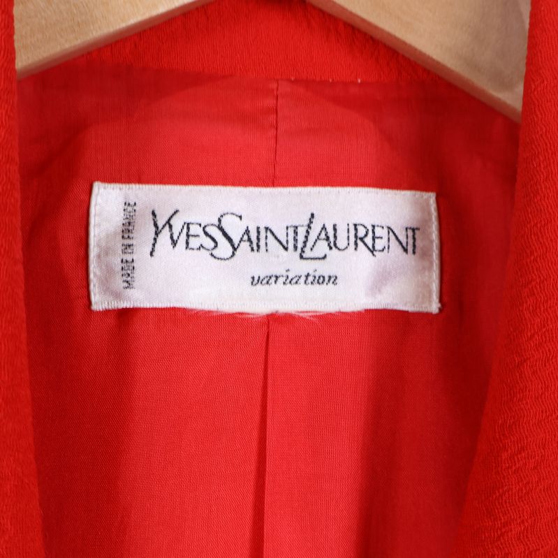 Yves Saint Laurent variation etikett på röd kavaj