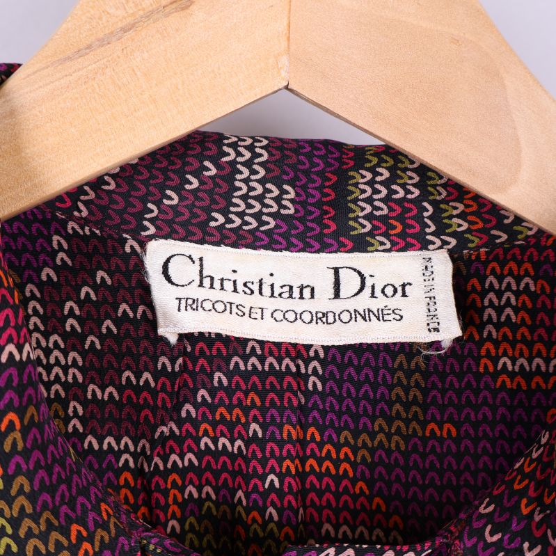 Etikett med varumärket Christian Dior på klänningen