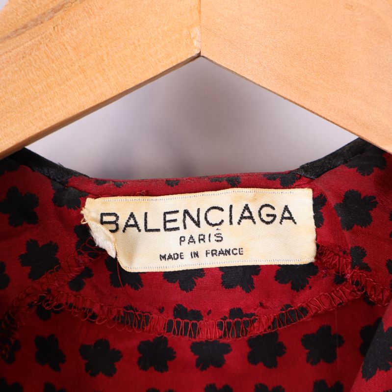 Balenciaga märkesetikett på klänningen