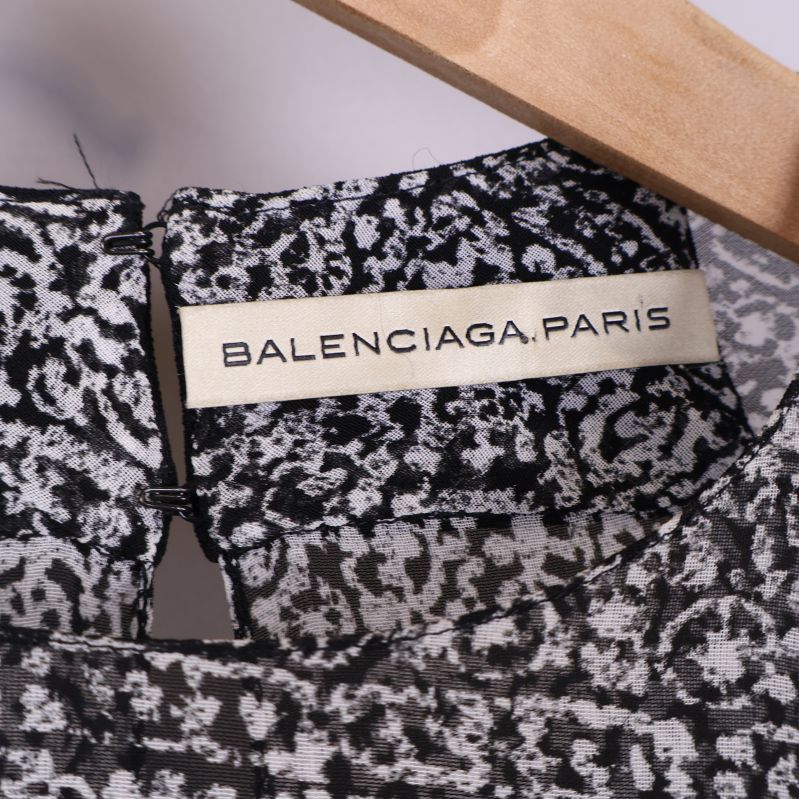 Balenciaga etikett på mönstrad blus