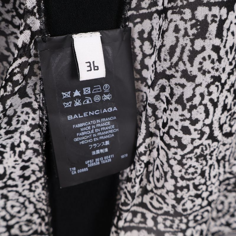 Storleksetikett 36 på mönstrad blus