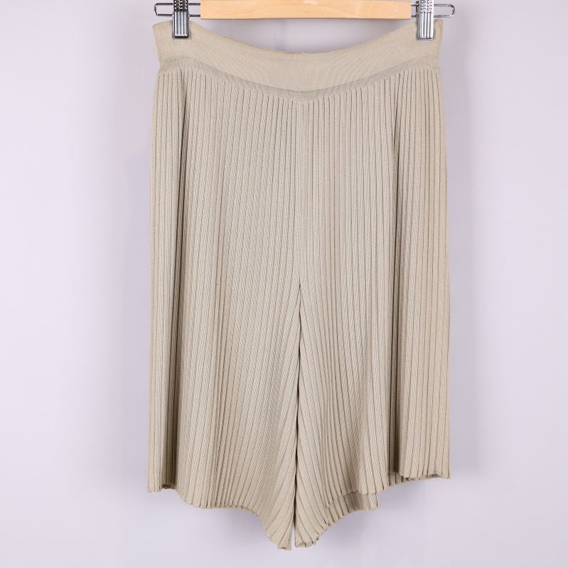 Beige plisserade shorts framifrån
