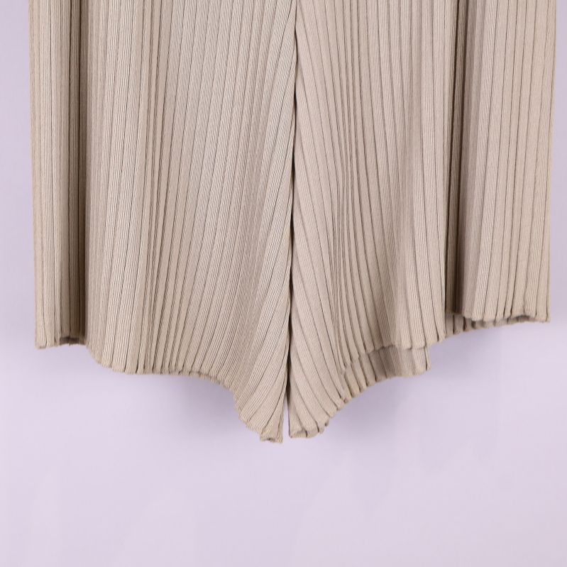 Detalj av plisserade shorts nederkant