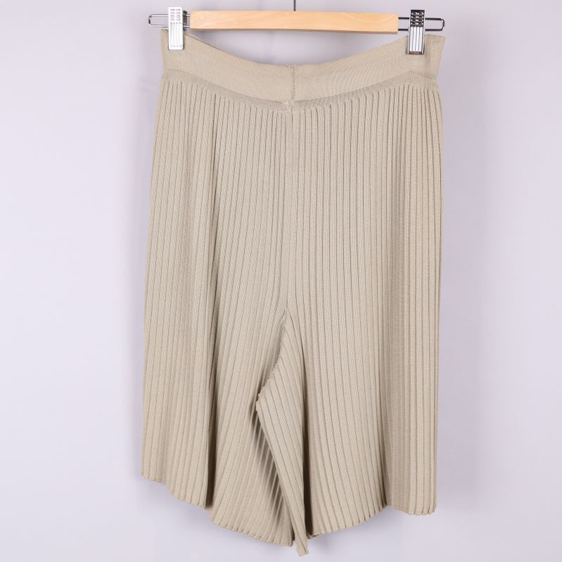 Beige plisserade shorts bakifrån