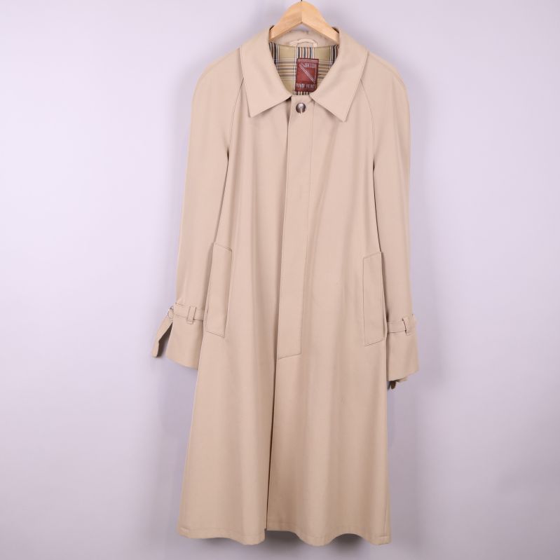 Beige trenchcoat framsida