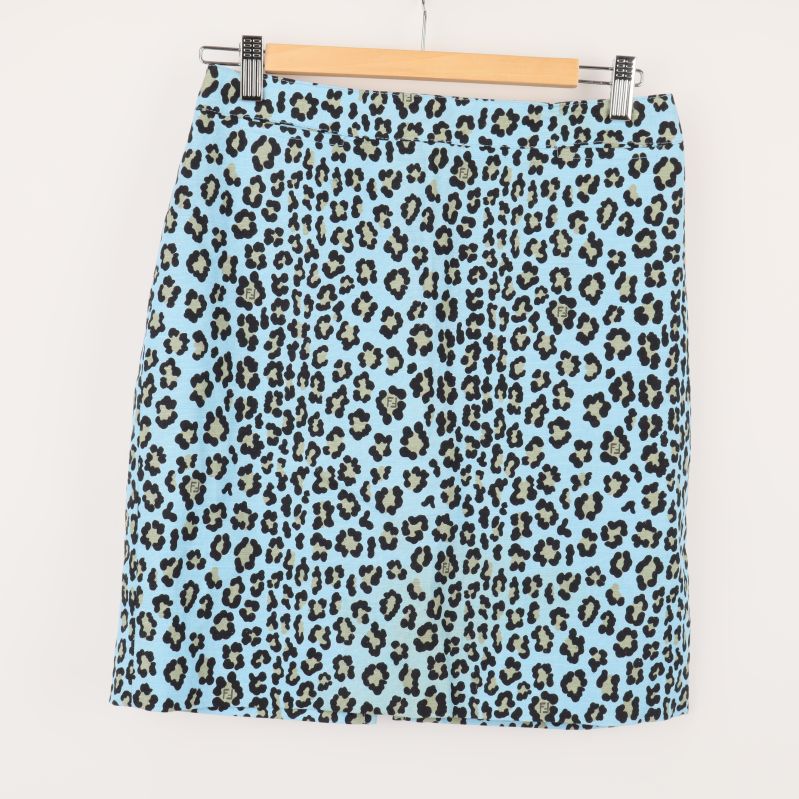 Framsidan av kort kjol med leopardmönster